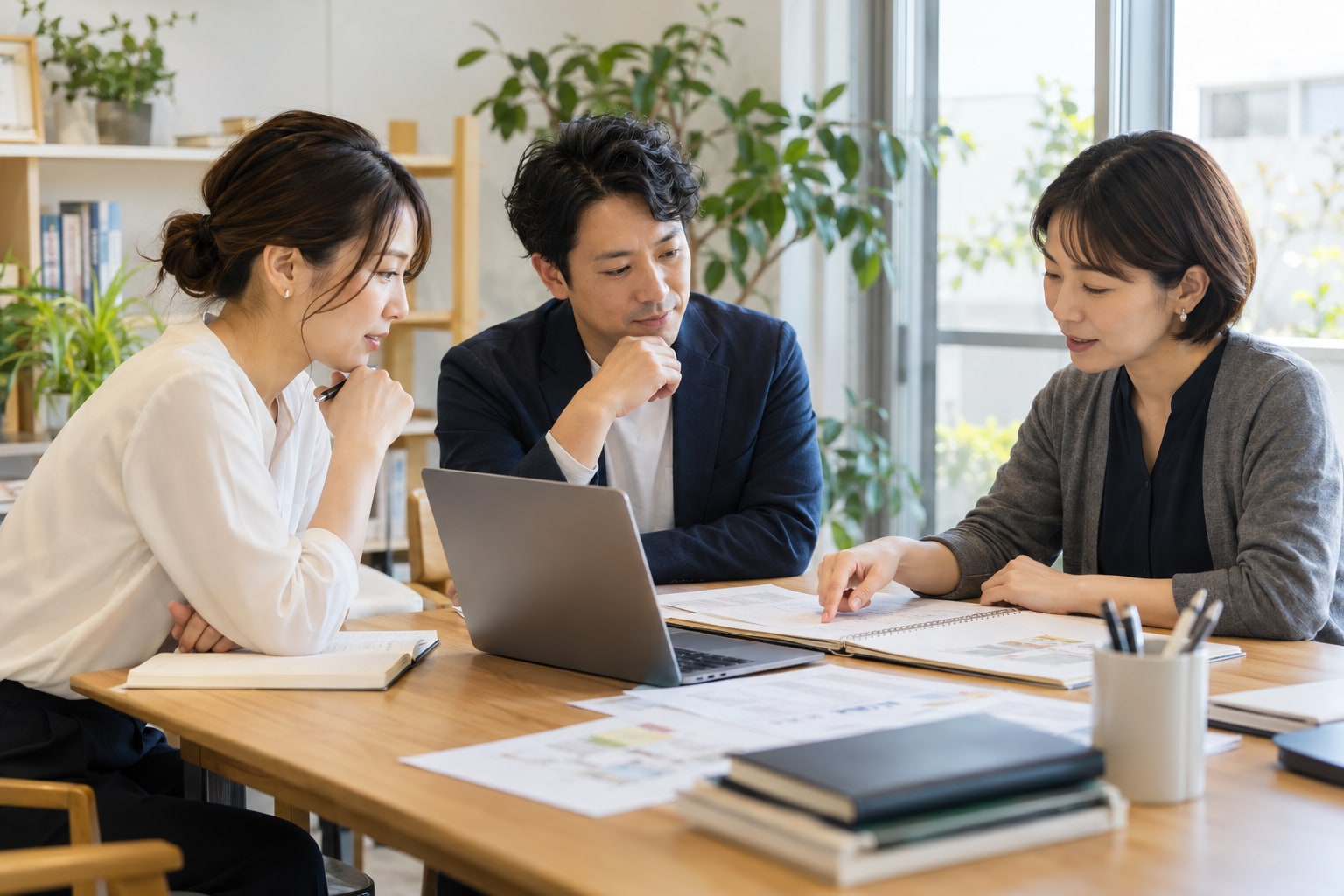 日本の学習塾で講師たちが教材と学習計画を話し合うイメージ